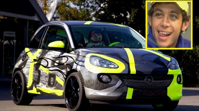 Opel trasformata da Valentino Rossi per beneficenza