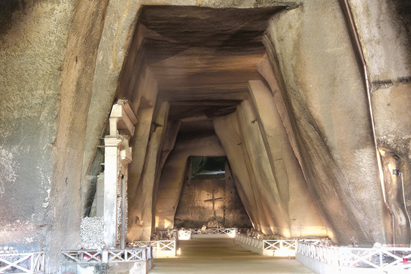 Il cimitero delle Fontanelle visto da Mani e Vulcani
