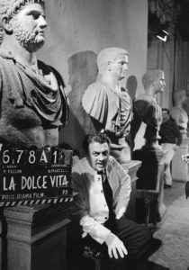 SWFF: mostra fotografica “Federico Fellini, 100 anni del genio del cinema italiano” (federico fellini 210x300)