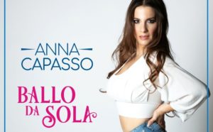 Anna Capasso presenta il suo “Ballo da sola”: «il nuovo brano rappresenta una ripartenza» (ANNACAPASSO foto cartolina digitale b 300x186)